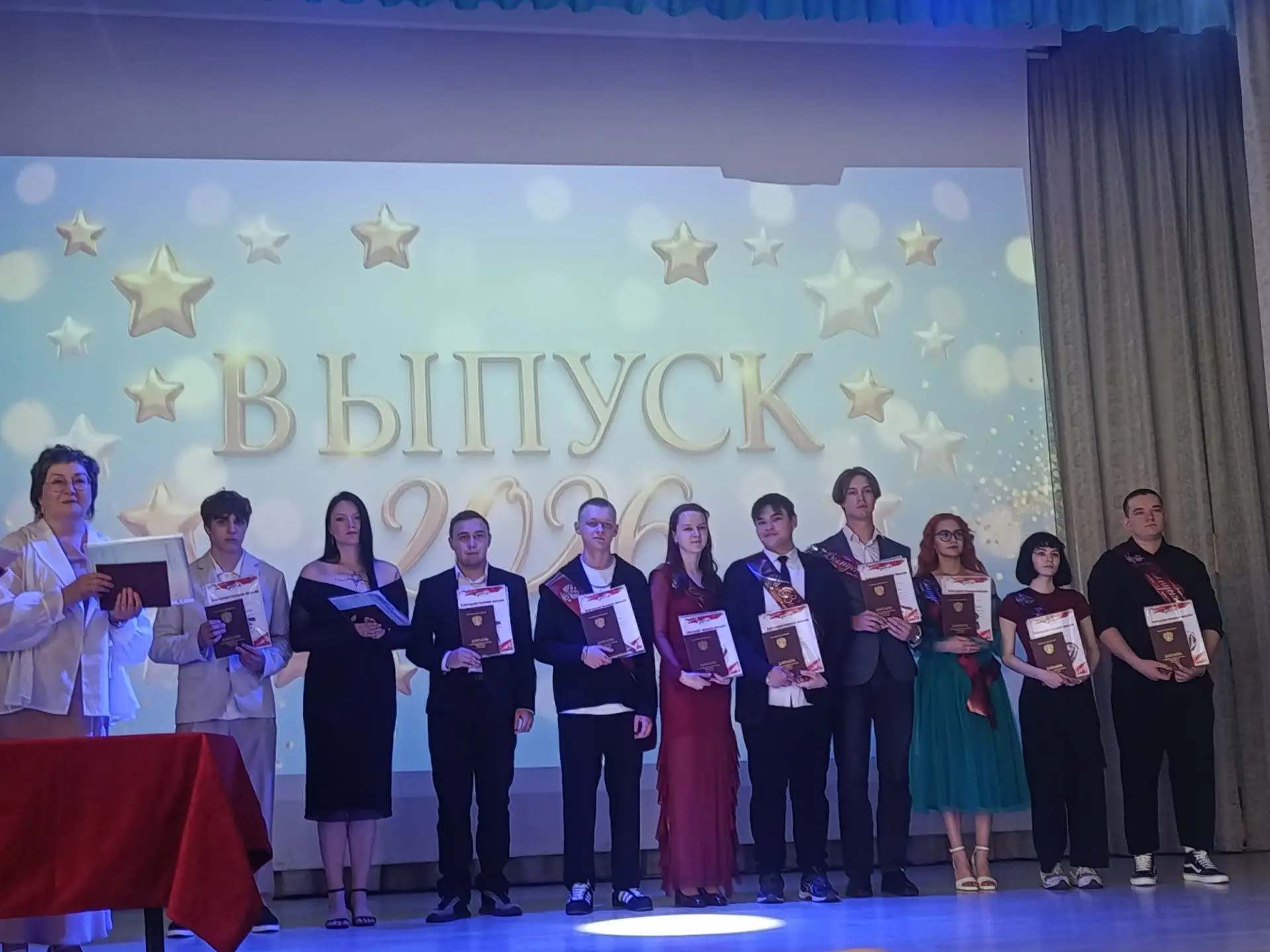 Наше торжество-вручение дипломов выпускникам